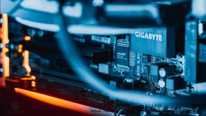 Server là một thiết bị vật lý hoặc ảo có cấu hình phần cứng mạnh mẽ, được thiết kế để lưu trữ, xử lý và truyền tải dữ liệu