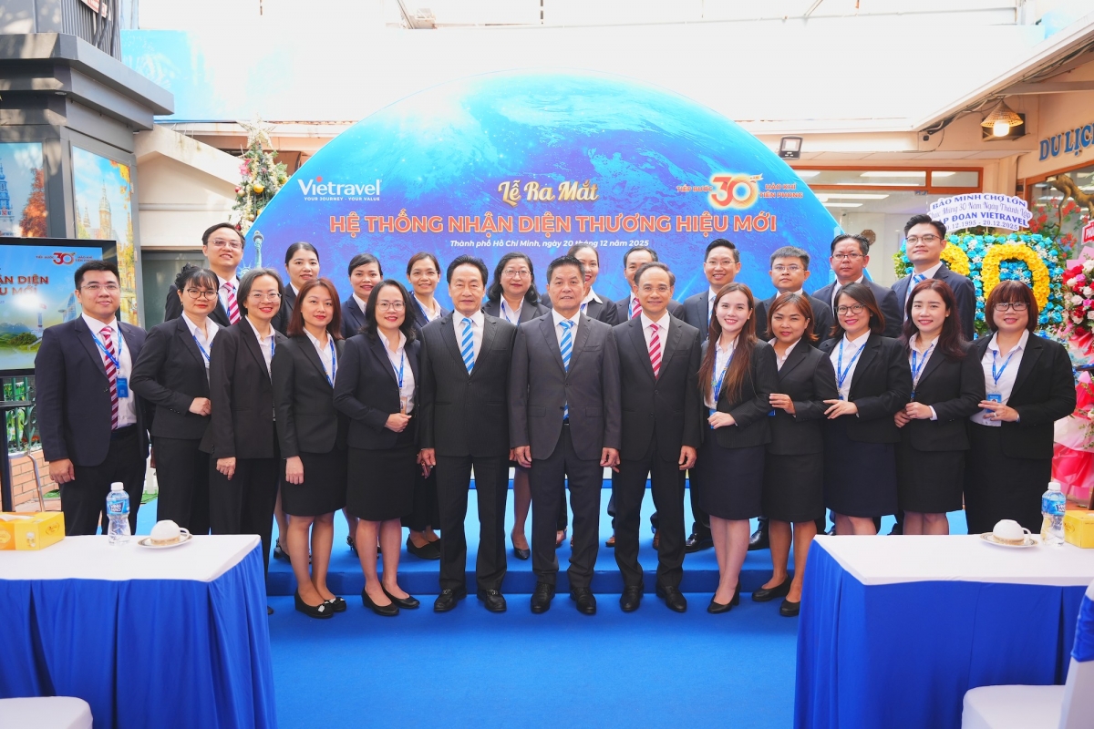 Lãnh đạo cùng đội ngũ Vietravel tại lễ ra mắt hệ thống nhận diện thương hiệu mới