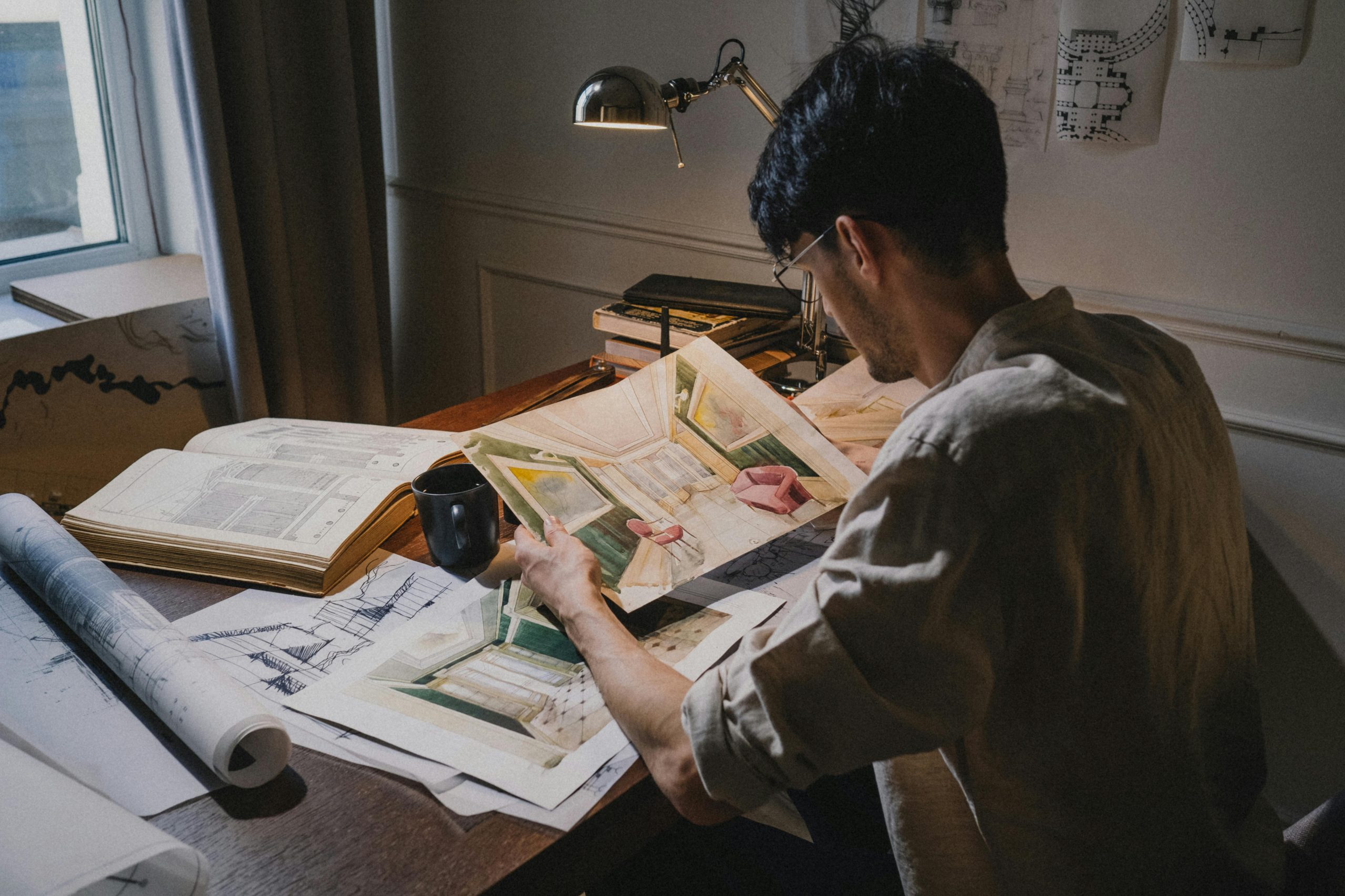 Công việc của Art Director trong creative team bao gồm phê duyệt thiết kế, định hướng phong cách hình ảnh và hướng dẫn đội ngũ graphic designer trong quá trình thực hiện sản phẩm. Họ đảm bảo rằng các yếu tố như màu sắc, bố cục, typography và phong cách thiết kế đều thể hiện đúng concept sáng tạo của chiến dịch Creative Marketing.