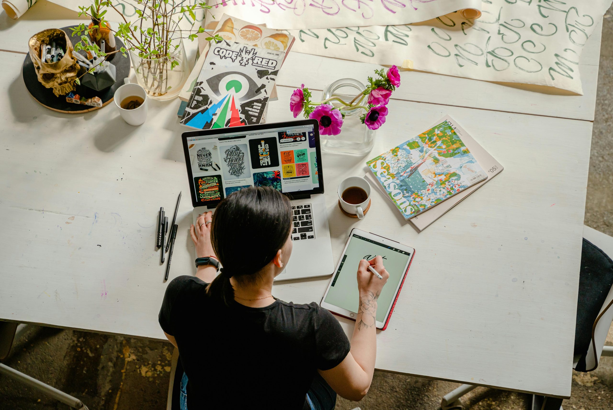 Brand Identity (nhận diện thương hiệu) là tập hợp các yếu tố hữu hình và vô hình mà doanh nghiệp sử dụng để thể hiện hình ảnh, giá trị và cá tính của mình trước khách hàng. Đây chính là cách thương hiệu “giao tiếp” với thị trường thông qua thiết kế, thông điệp và trải nghiệm. Brand Identity không chỉ dừng lại ở logo hay màu sắc, mà còn bao gồm toàn bộ hệ thống nhận diện xuyên suốt từ online đến offline.
