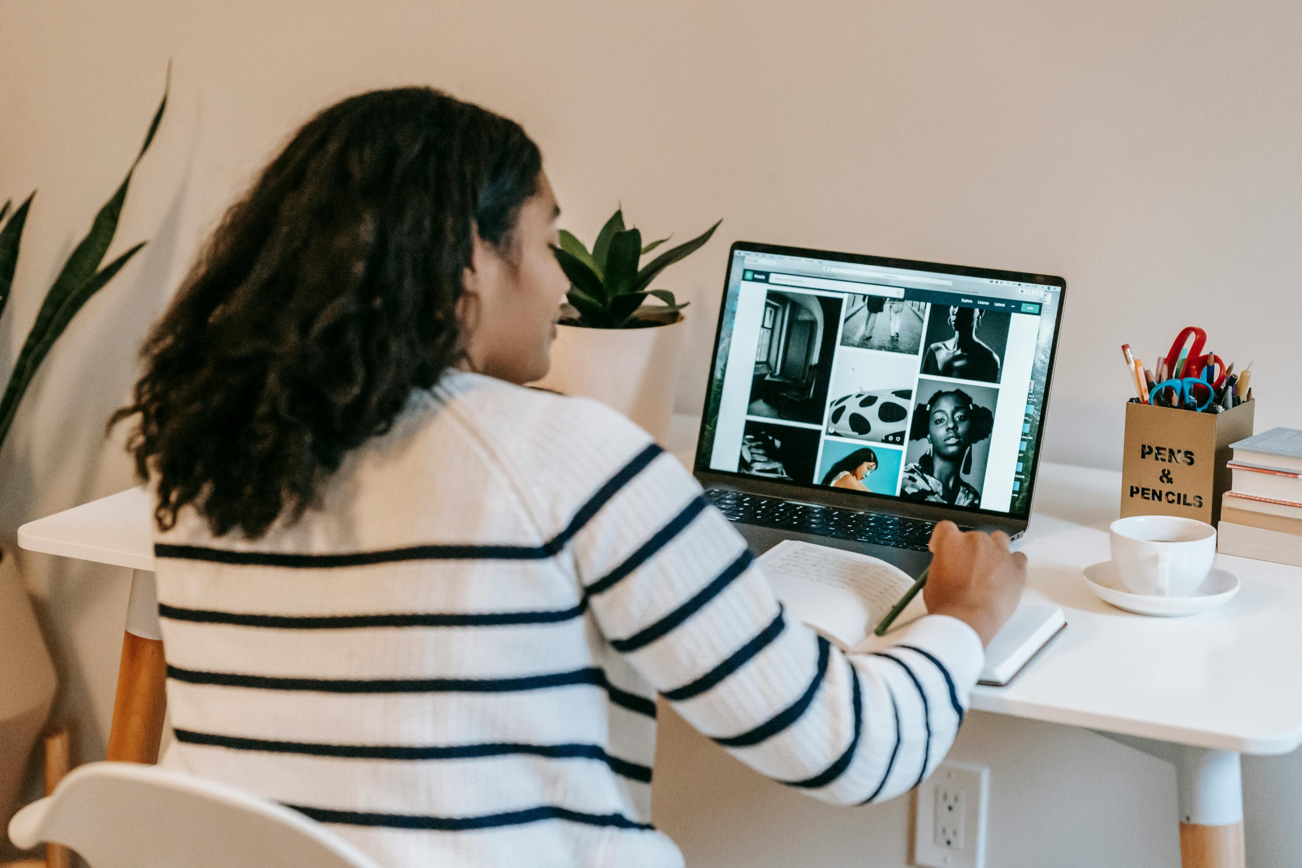 Branding là gì? Chính là quá trình tạo dựng và quản lý hình ảnh, bản sắc của một thương hiệu trong tâm trí khách hàng. Branding không chỉ bao gồm logo, slogan hay màu sắc nhận diện mà còn thể hiện những giá trị, cảm xúc và trải nghiệm mà thương hiệu mang lại cho người tiêu dùng.