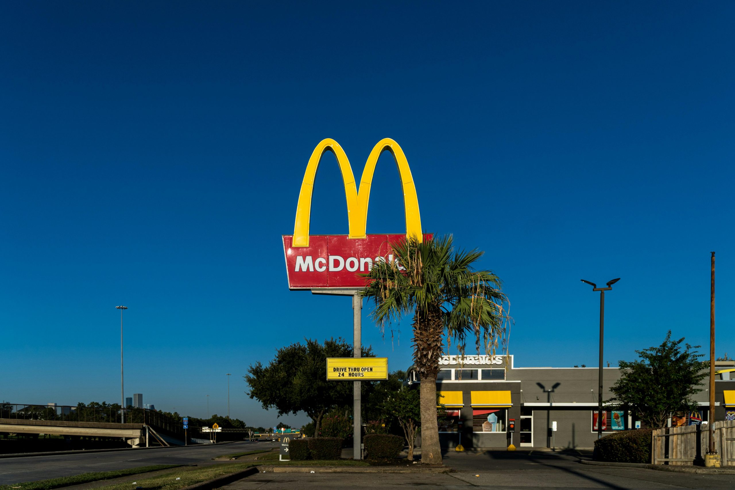 Campaign (chiến dịch) được hiểu là tập hợp các hoạt động marketing được xây dựng và triển khai đồng bộ trong một khoảng thời gian nhất định nhằm đạt được mục tiêu truyền thông hoặc kinh doanh cụ thể. Một marketing campaign có thể hướng đến nhiều mục tiêu khác nhau như nâng cao nhận diện thương hiệu (brand awareness), giới thiệu sản phẩm mới, thu hút khách hàng tiềm năng (leads), thúc đẩy doanh số bán hàng hoặc gia tăng mức độ tương tác với khách hàng.