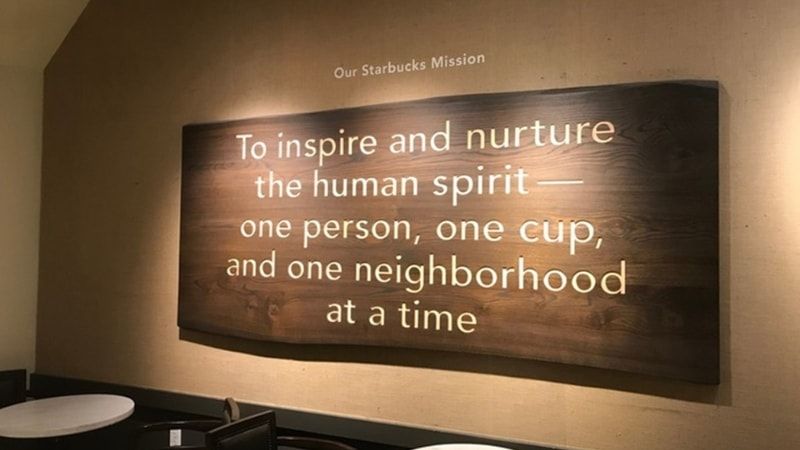 Starbucks không chỉ chú trọng vào chất lượng cà phê. Thương hiệu này còn đầu tư mạnh vào không gian quán (thiết kế ấm cúng, thoải mái), dịch vụ khách hàng (thân thiện, tận tâm) và trải nghiệm tổng thể (âm nhạc, mùi hương, wifi,…). Starbucks tạo ra một “nơi thứ ba” (third place) – một không gian thoải mái để mọi người gặp gỡ, làm việc, thư giãn, ngoài nhà và nơi làm việc. Chiến dịch “Meet me at Starbucks” (Gặp tôi ở Starbucks) đã nhấn mạnh vai trò này.