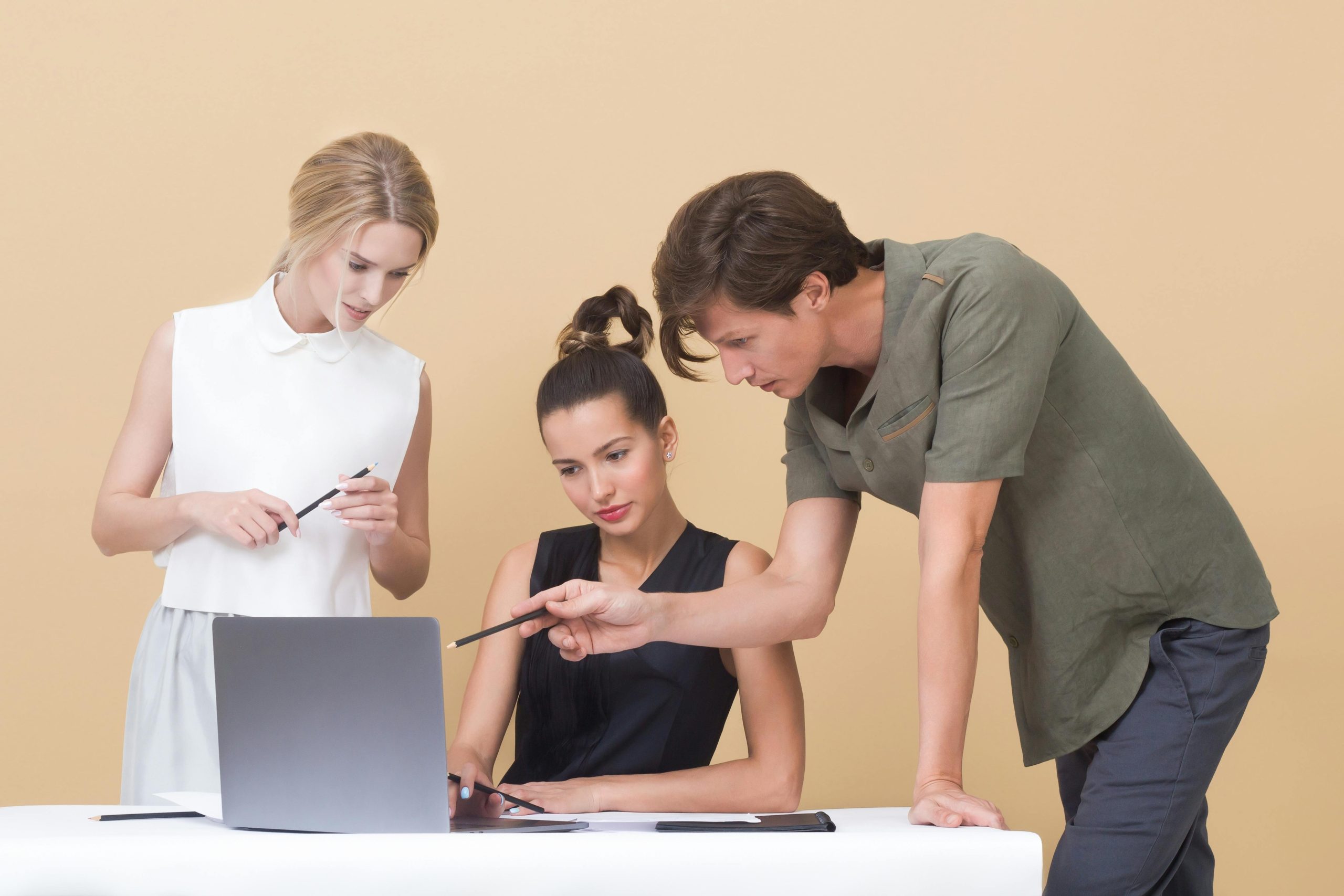 Marketing chiến lược là chiến lược tiếp thị mang tính tổng thể của doanh nghiệp, được xây dựng dựa trên quá trình nghiên cứu thị trường và phân tích dữ liệu một cách kỹ lưỡng nhằm xác định định hướng phát triển lâu dài.