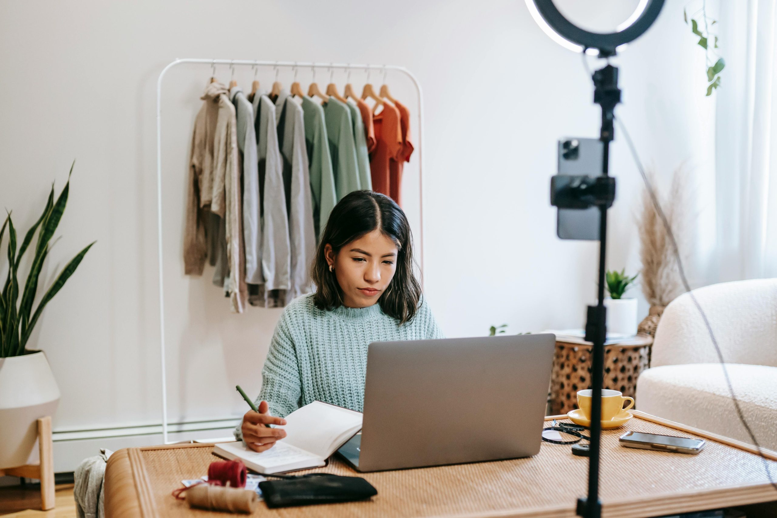 Công việc của Creative Content có thể xuất hiện trên nhiều kênh khác nhau như mạng xã hội, website, blog, email marketing hoặc các chiến dịch truyền thông số. Người làm công việc này không chỉ viết nội dung mà còn cần phối hợp với các bộ phận khác như thiết kế, quay dựng video hoặc marketing để tạo ra những sản phẩm truyền thông hoàn chỉnh. Quá trình làm việc thường bắt đầu từ việc tìm hiểu mục tiêu chiến dịch, xác định thông điệp cần truyền tải và xây dựng ý tưởng nội dung phù hợp với đối tượng khách hàng mà doanh nghiệp muốn hướng đến.