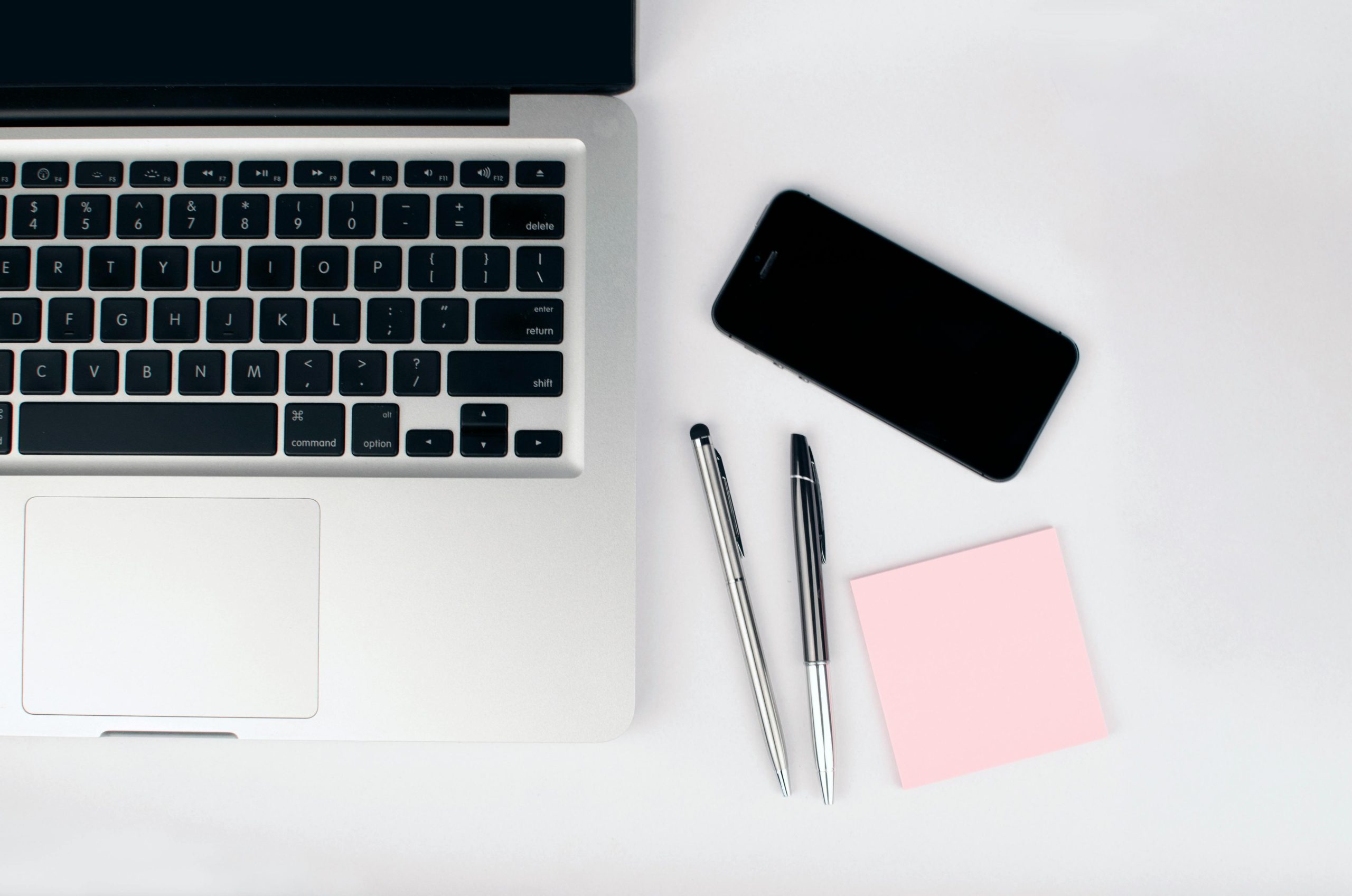 Đây là thuật ngữ thường được sử dụng trong lĩnh vực Marketing, đặc biệt là Digital Marketing, nhằm chỉ quá trình sáng tạo nội dung dựa trên những ý tưởng độc đáo và khác biệt để truyền tải thông điệp của thương hiệu đến khách hàng. Creative Content có thể được thể hiện dưới nhiều hình thức khác nhau như bài viết, hình ảnh, video hoặc các thiết kế key visual mang tính sáng tạo và thu hút.