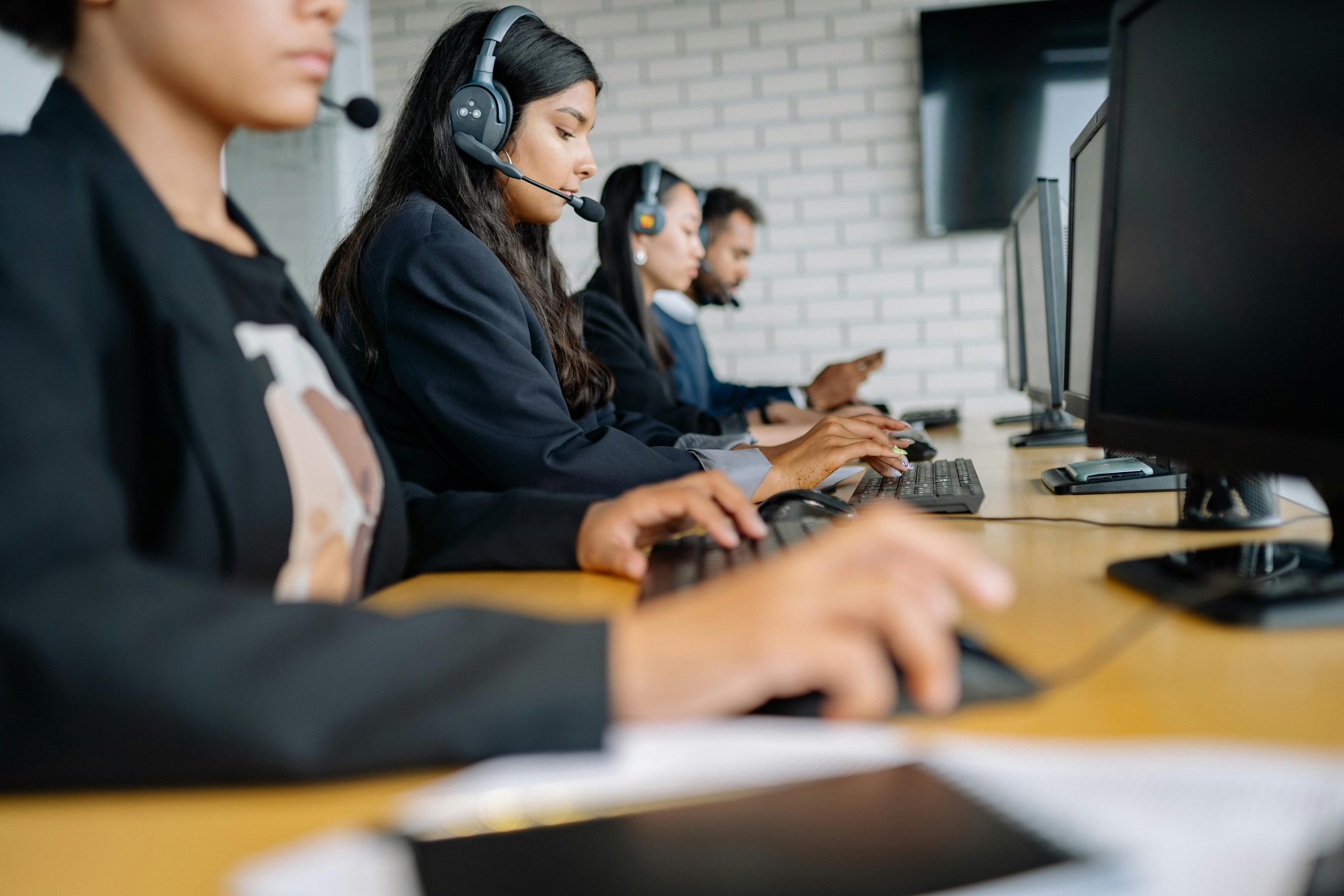 Trong nhiều chiến lược marketing hiện nay, việc giao tiếp với khách hàng theo thời gian thực đóng vai trò rất quan trọng. Khách hàng thường có xu hướng tin tưởng và yêu thích những thương hiệu có thể phản hồi nhanh chóng và tương tác trực tiếp với họ.