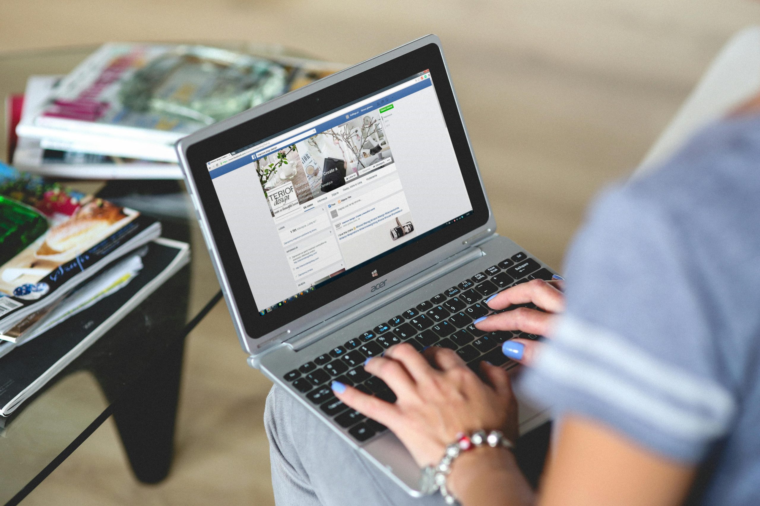 Khi doanh nghiệp đầu tư vào Creative Content, họ có thể nhận được nhiều lợi ích đáng kể trong hoạt động marketing. Trước hết, nội dung sáng tạo giúp thông điệp truyền thông có khả năng lan tỏa rộng rãi, thu hút sự chú ý của người dùng và tạo nên ấn tượng tích cực đối với thương hiệu. Bên cạnh đó, nội dung chất lượng còn góp phần hỗ trợ doanh nghiệp xây dựng chiến lược truyền thông hiệu quả, từ đó tăng khả năng cạnh tranh với các đối thủ khác trên thị trường.