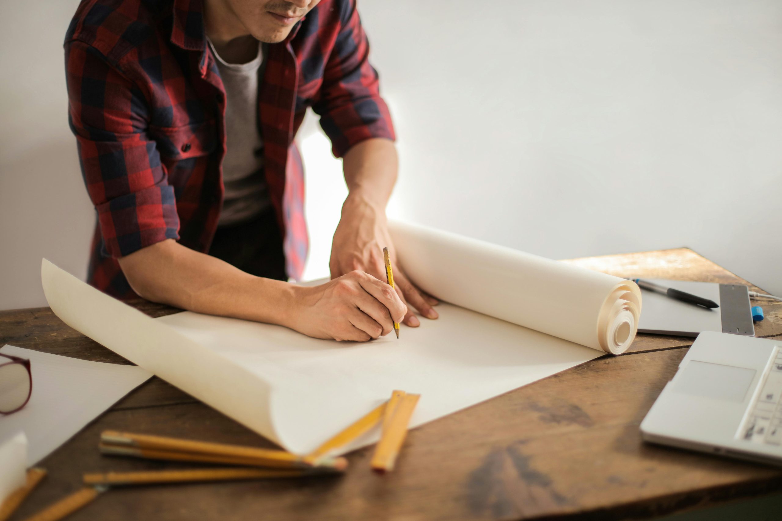 Trong bối cảnh thị trường ngày càng cạnh tranh và người tiêu dùng có quá nhiều lựa chọn, Brand Identity (nhận diện thương hiệu) đóng vai trò như một “điểm neo” giúp doanh nghiệp định vị rõ ràng trong tâm trí khách hàng. Việc xây dựng bộ nhận diện thương hiệu chuyên nghiệp không chỉ mang tính thẩm mỹ mà còn là chiến lược dài hạn nhằm tạo lợi thế cạnh tranh bền vững.