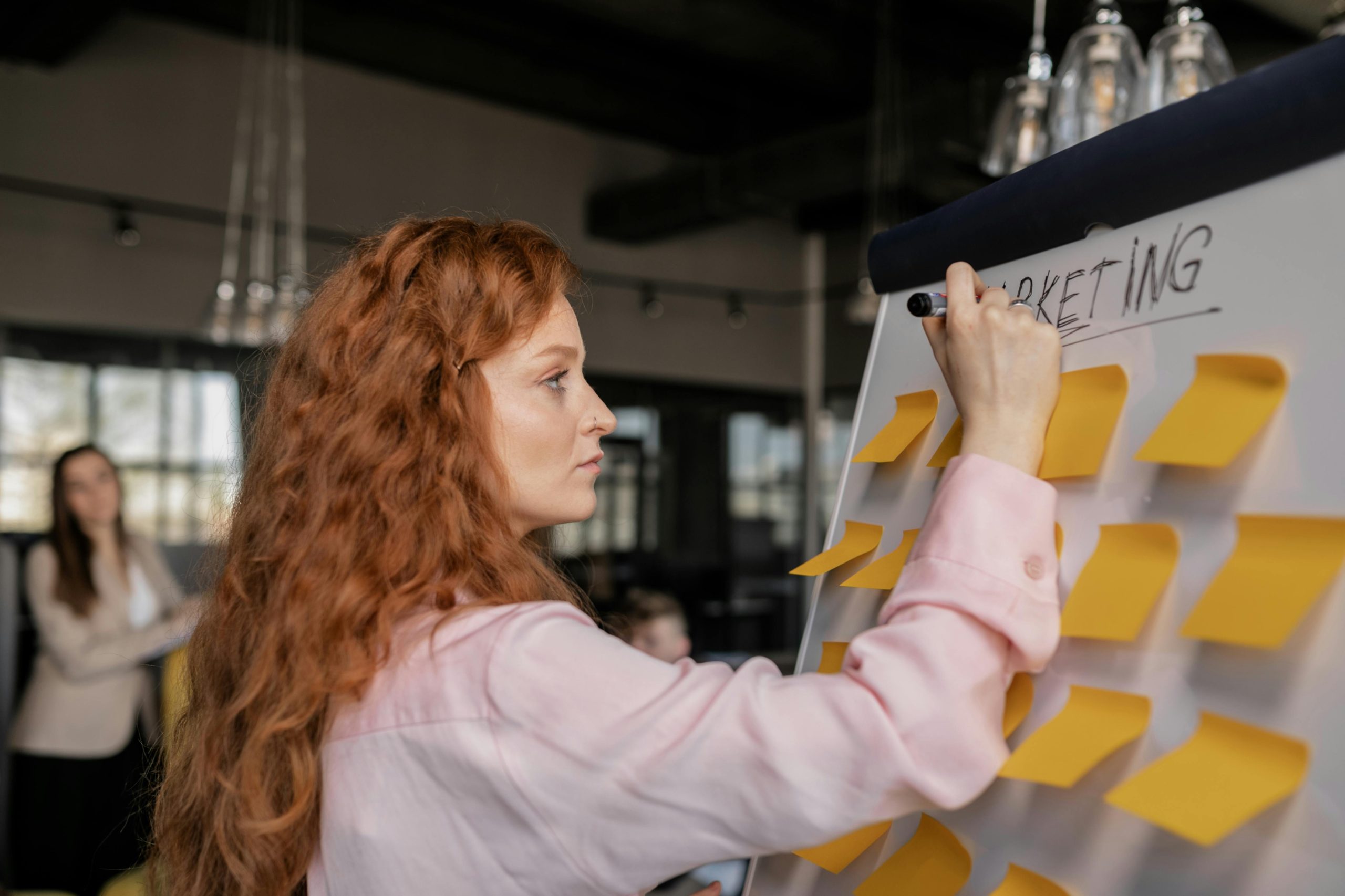 Khi kế hoạch marketing đã được xây dựng hoàn chỉnh, bước tiếp theo là triển khai các hoạt động theo kế hoạch đã đề ra. Trong quá trình thực hiện, doanh nghiệp nên ưu tiên các nhiệm vụ quan trọng nhằm tối ưu nguồn lực và thời gian. Ngoài ra, việc chia nhỏ mục tiêu lớn thành các mục tiêu cụ thể sẽ giúp quá trình triển khai và giám sát dễ dàng hơn.