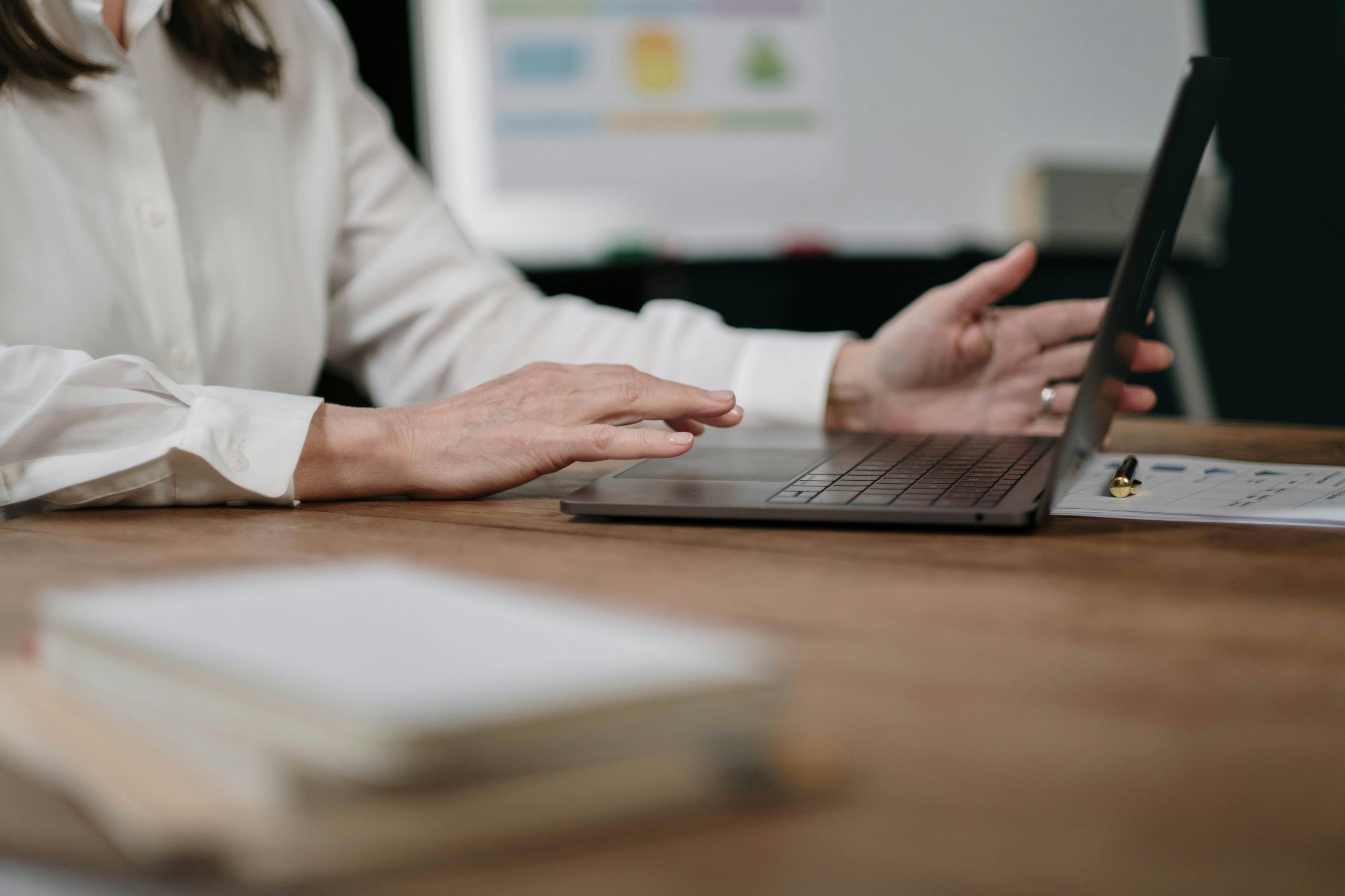 Tự động hóa đang trở thành một phần quan trọng trong các xu hướng creative marketing hiện đại. Nhờ sự hỗ trợ của công nghệ, doanh nghiệp có thể tối ưu thời gian và chi phí trong quá trình triển khai chiến lược marketing.