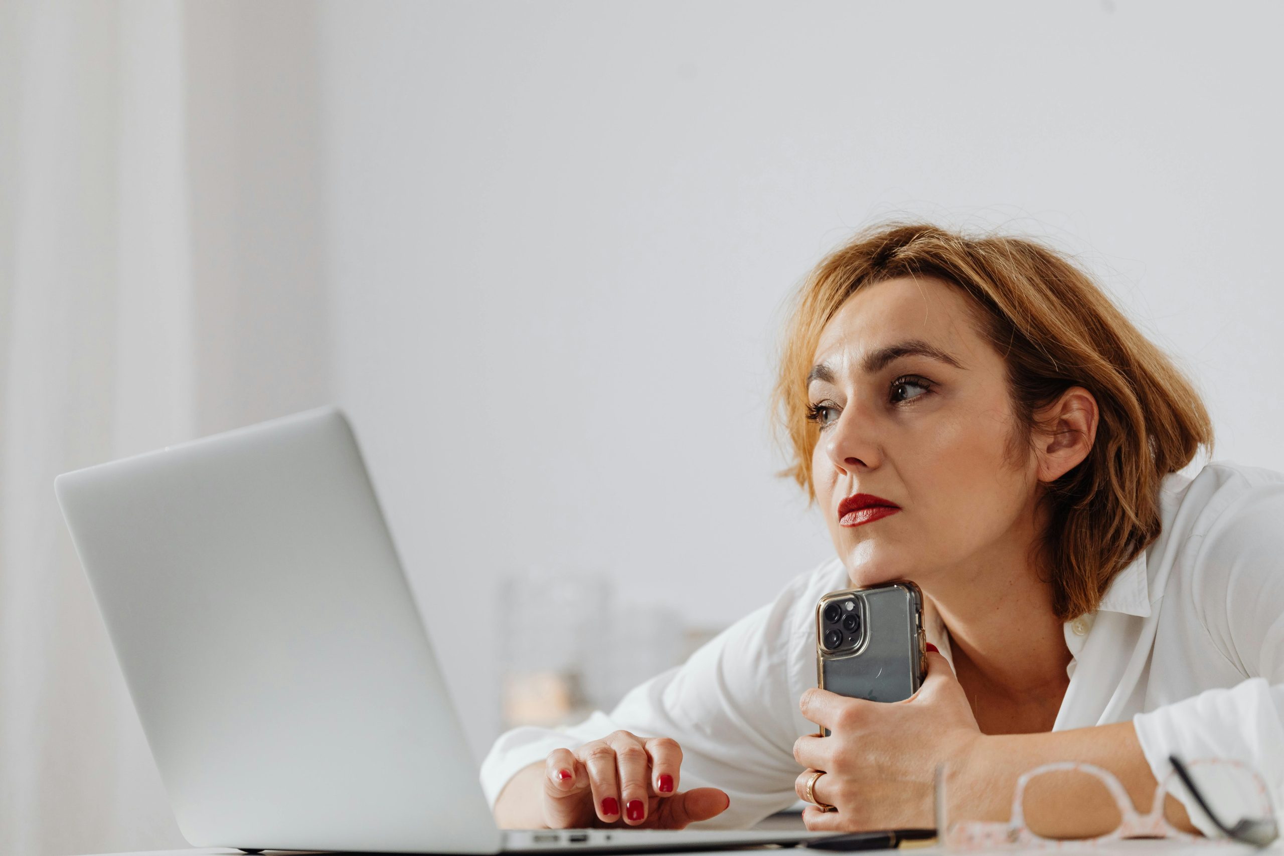 Campaign marketing đóng vai trò quan trọng trong việc xây dựng và phát triển thương hiệu của doanh nghiệp. Một chiến dịch marketing được triển khai bài bản không chỉ giúp quảng bá sản phẩm, dịch vụ mà còn tạo sự kết nối giữa thương hiệu và khách hàng mục tiêu. Vì vậy, trước khi xây dựng marketing campaign, doanh nghiệp cần hiểu rõ vai trò và mục tiêu của chiến dịch để đạt được hiệu quả truyền thông tốt nhất.