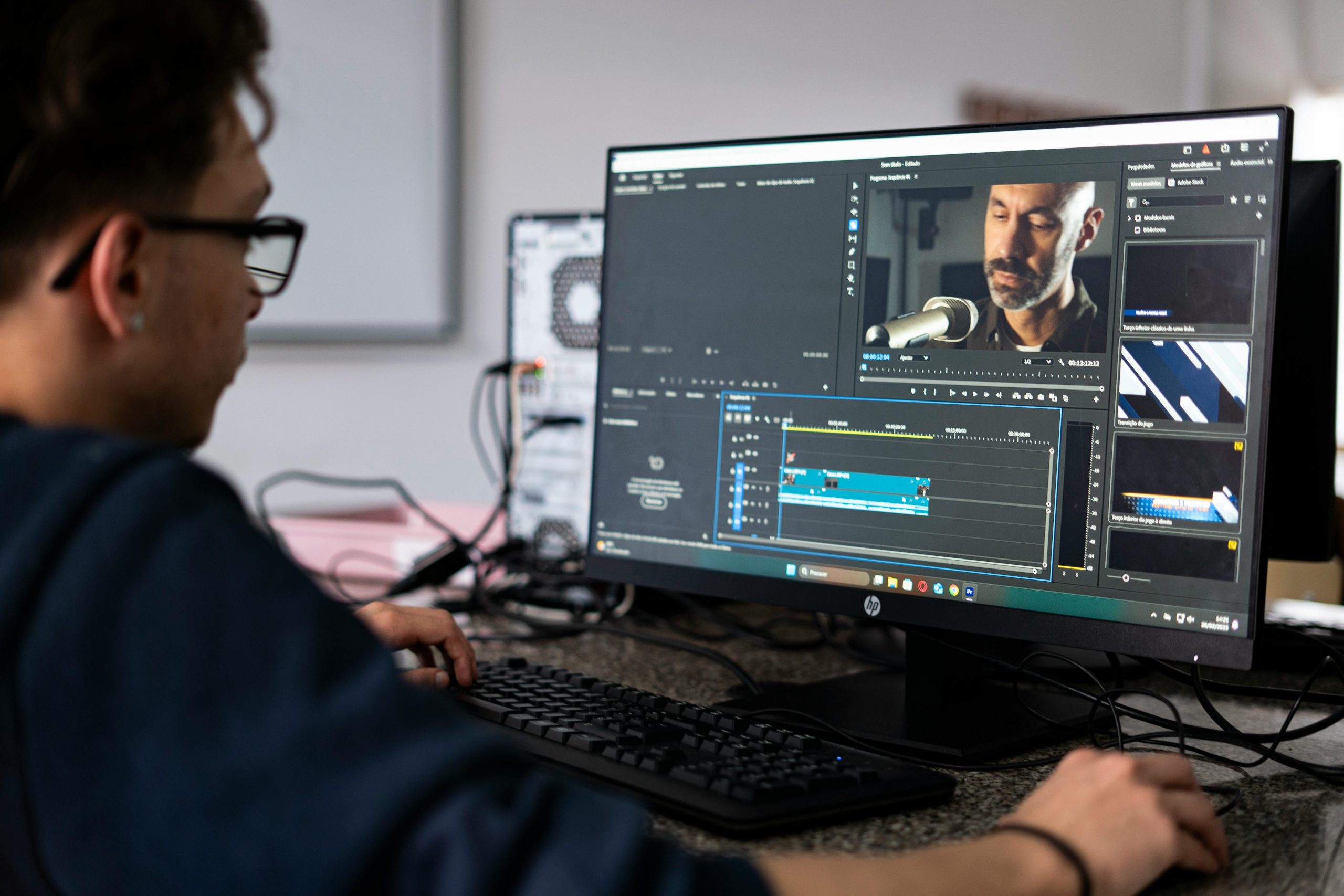 Công việc creative của Video Editor bao gồm cắt ghép cảnh quay, chỉnh màu, thêm hiệu ứng, xử lý âm thanh và hoàn thiện video cuối cùng. Những video này có thể được sử dụng cho quảng cáo, mạng xã hội hoặc chiến dịch digital marketing.