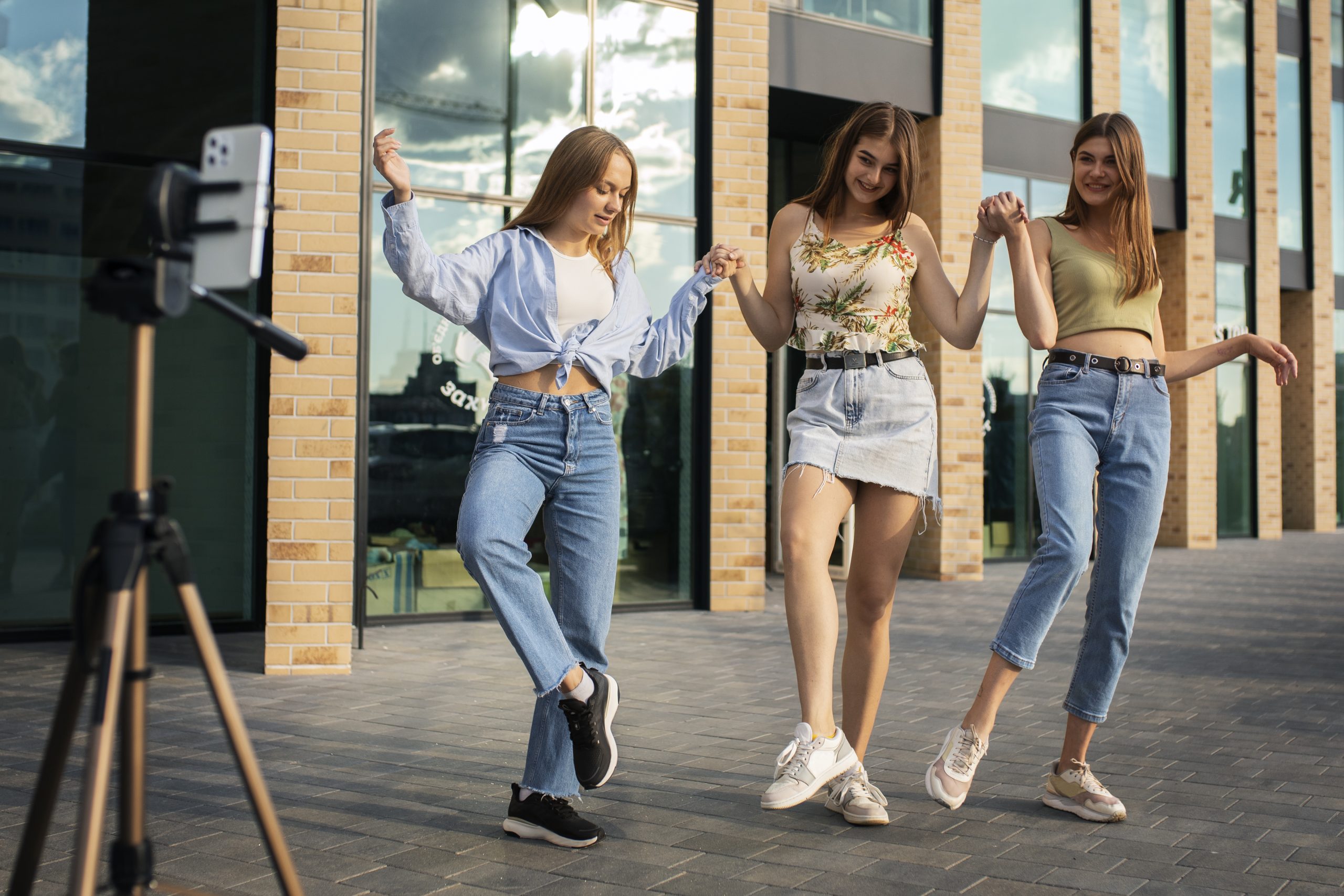 Influencer thường là những người sáng tạo nội dung, xây dựng và kết nối cộng đồng thông qua các nội dung có giá trị hoặc mang tính giải trí cao