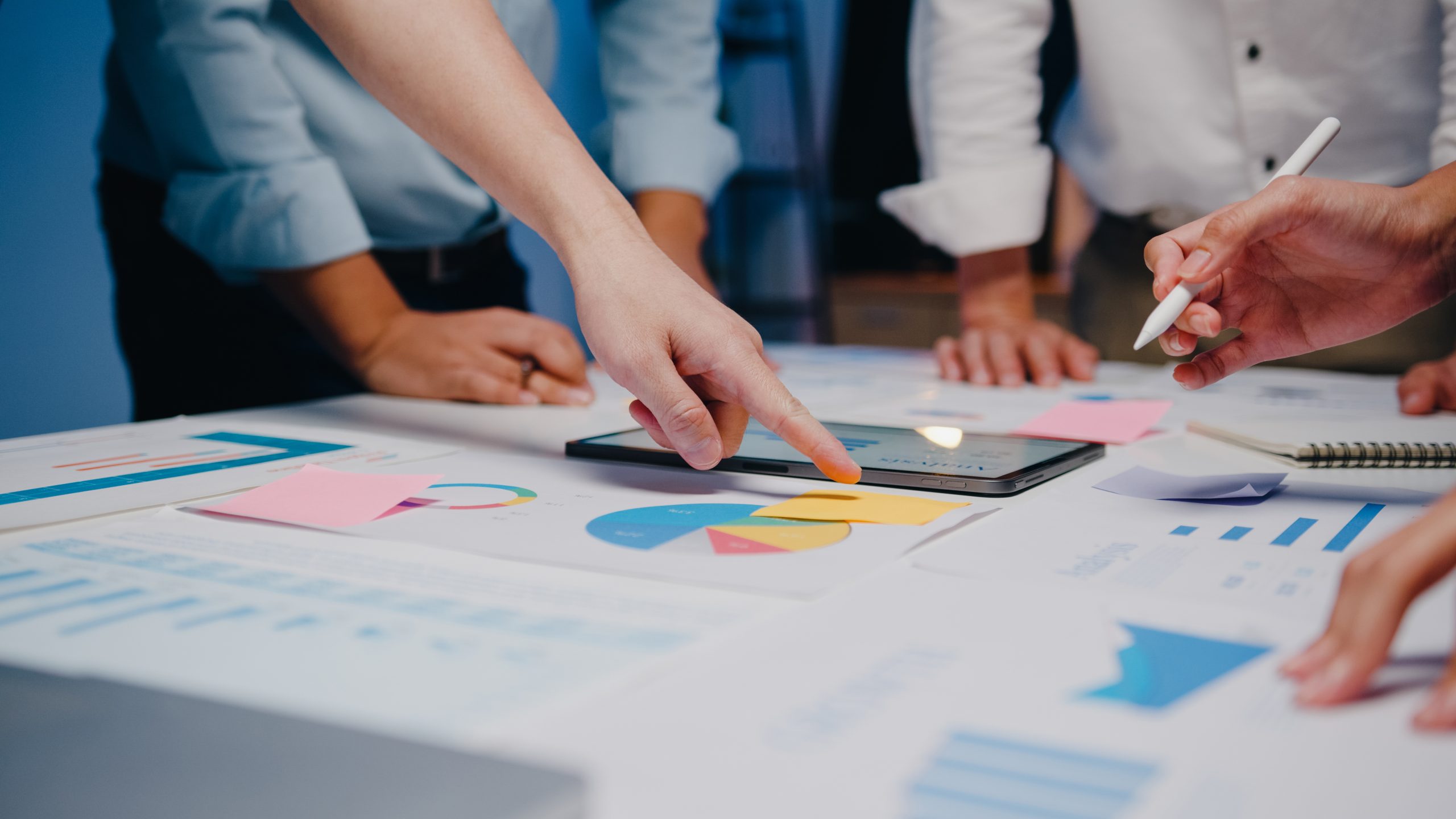 Quy trình xây dựng campaign marketing plan thường bao gồm các bước như xác định mục tiêu, xây dựng chiến lược, lựa chọn kênh truyền thông và đo lường hiệu quả chiến dịch.