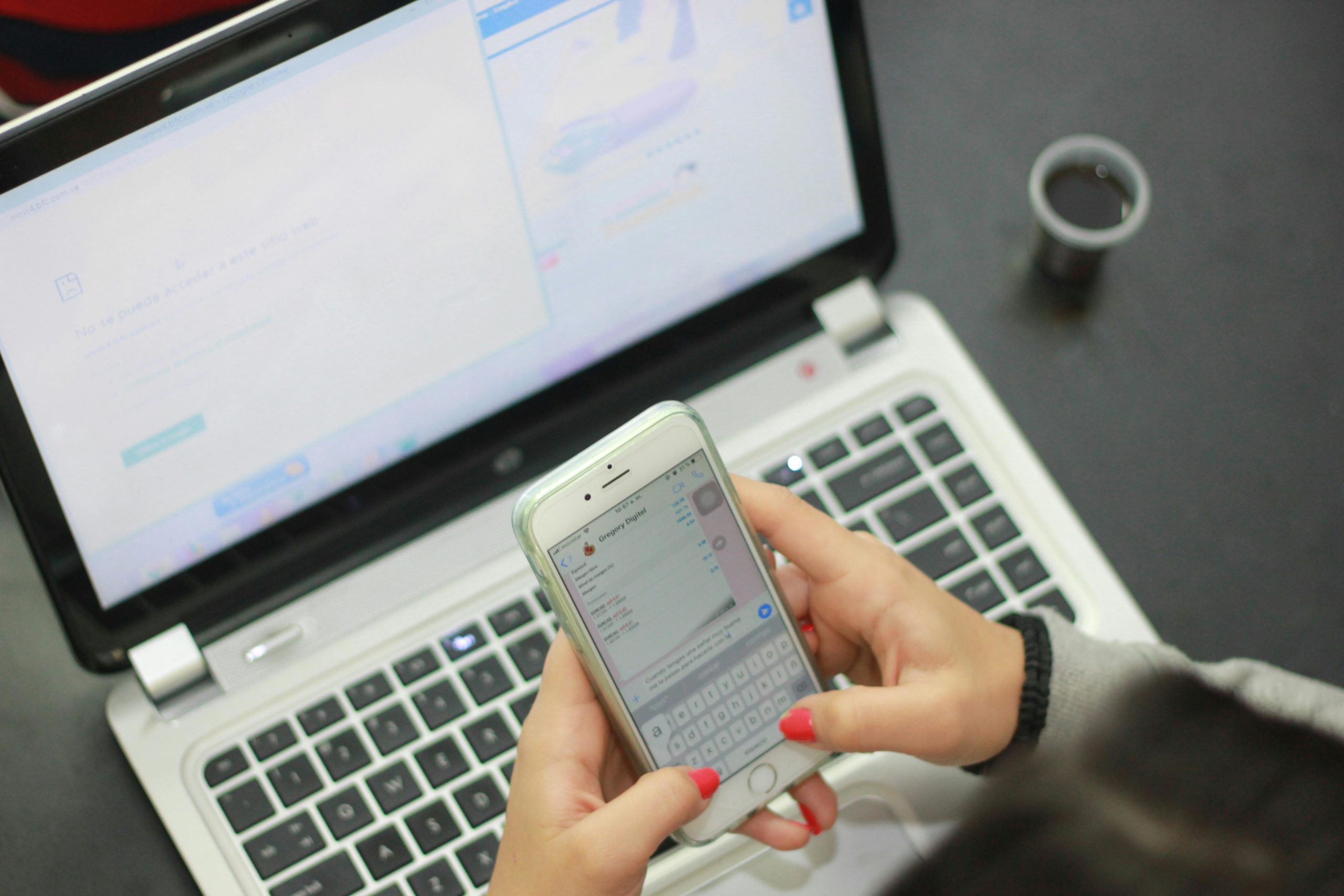 Doanh nghiệp cần lựa chọn các kênh truyền thông phù hợp như website, mạng xã hội, email marketing hoặc quảng cáo trực tuyến. Việc chọn đúng kênh sẽ giúp tiếp cận khách hàng mục tiêu hiệu quả hơn.