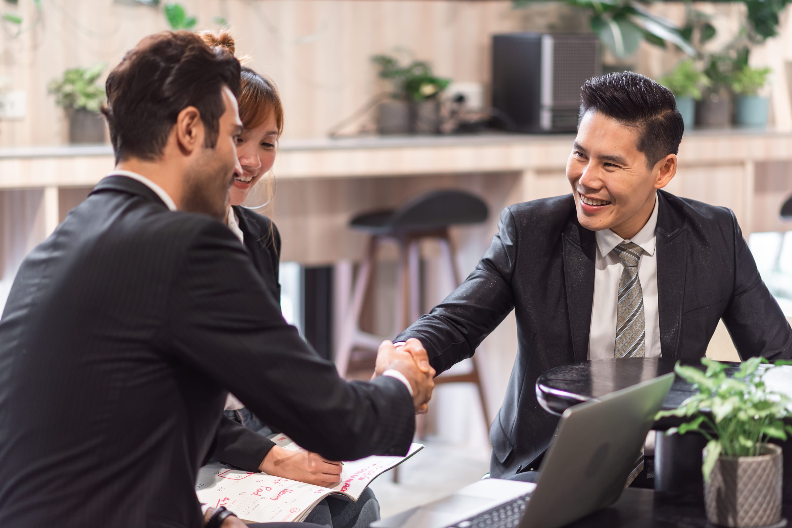 Insight có thể hiểu là sự thấu hiểu sâu sắc về một vấn đề, hành vi hoặc động lực ẩn phía sau quyết định của con người. Khi tìm hiểu insight là gì, đây được xem là những nhận thức sâu về suy nghĩ, cảm xúc hoặc nhu cầu thực sự của một đối tượng trong một bối cảnh cụ thể.