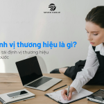 Tuy nhiên, tái định vị thương hiệu cũng tiềm ẩn nhiều rủi ro nếu không được thực hiện cẩn trọng. Một trong những rủi ro lớn là việc xác định sai mục tiêu hoặc hình ảnh định vị mới không phù hợp với khách hàng. Khi doanh nghiệp quá chạy theo sự mới mẻ mà bỏ qua nhu cầu thực tế của thị trường, thông điệp đưa ra có thể trở nên xa rời và thiếu tính thuyết phục.
