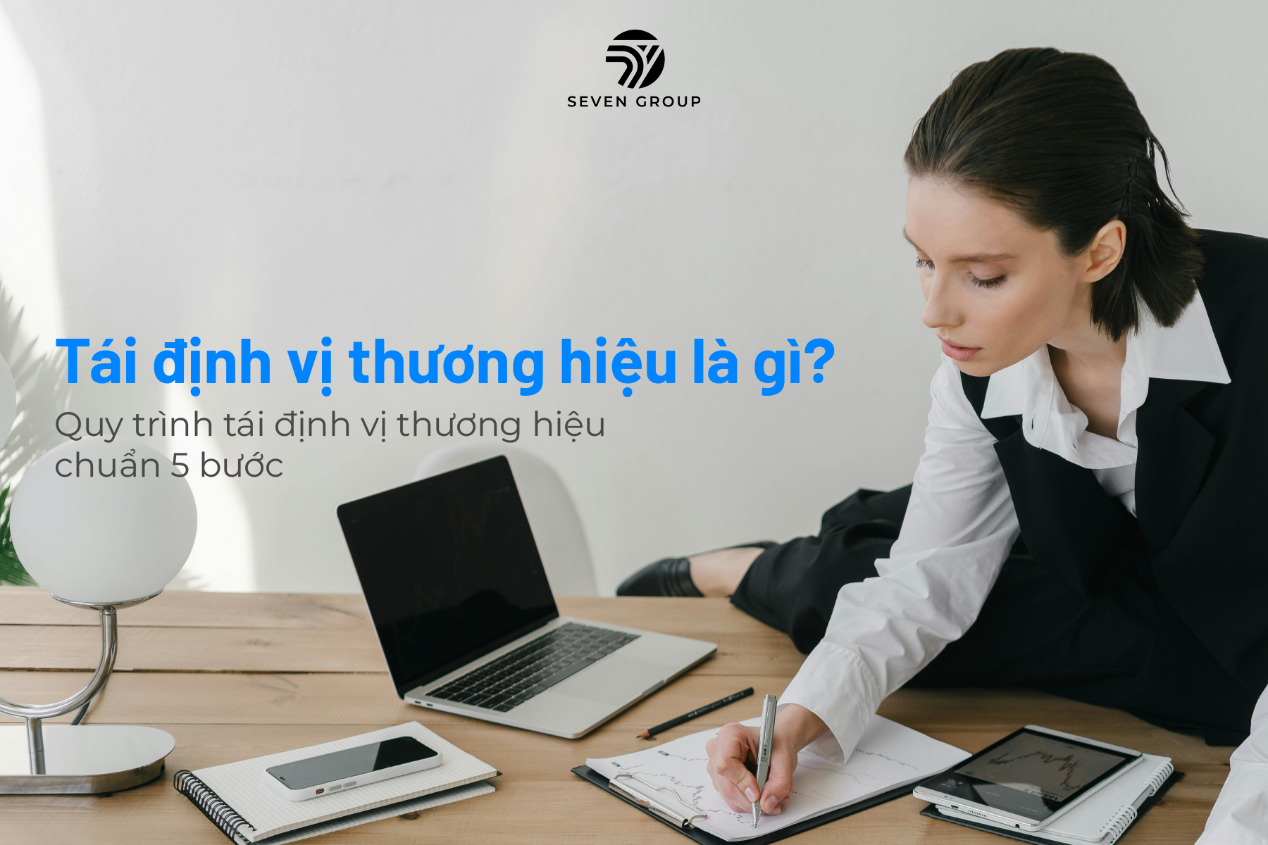 Tuy nhiên, tái định vị thương hiệu cũng tiềm ẩn nhiều rủi ro nếu không được thực hiện cẩn trọng. Một trong những rủi ro lớn là việc xác định sai mục tiêu hoặc hình ảnh định vị mới không phù hợp với khách hàng. Khi doanh nghiệp quá chạy theo sự mới mẻ mà bỏ qua nhu cầu thực tế của thị trường, thông điệp đưa ra có thể trở nên xa rời và thiếu tính thuyết phục.