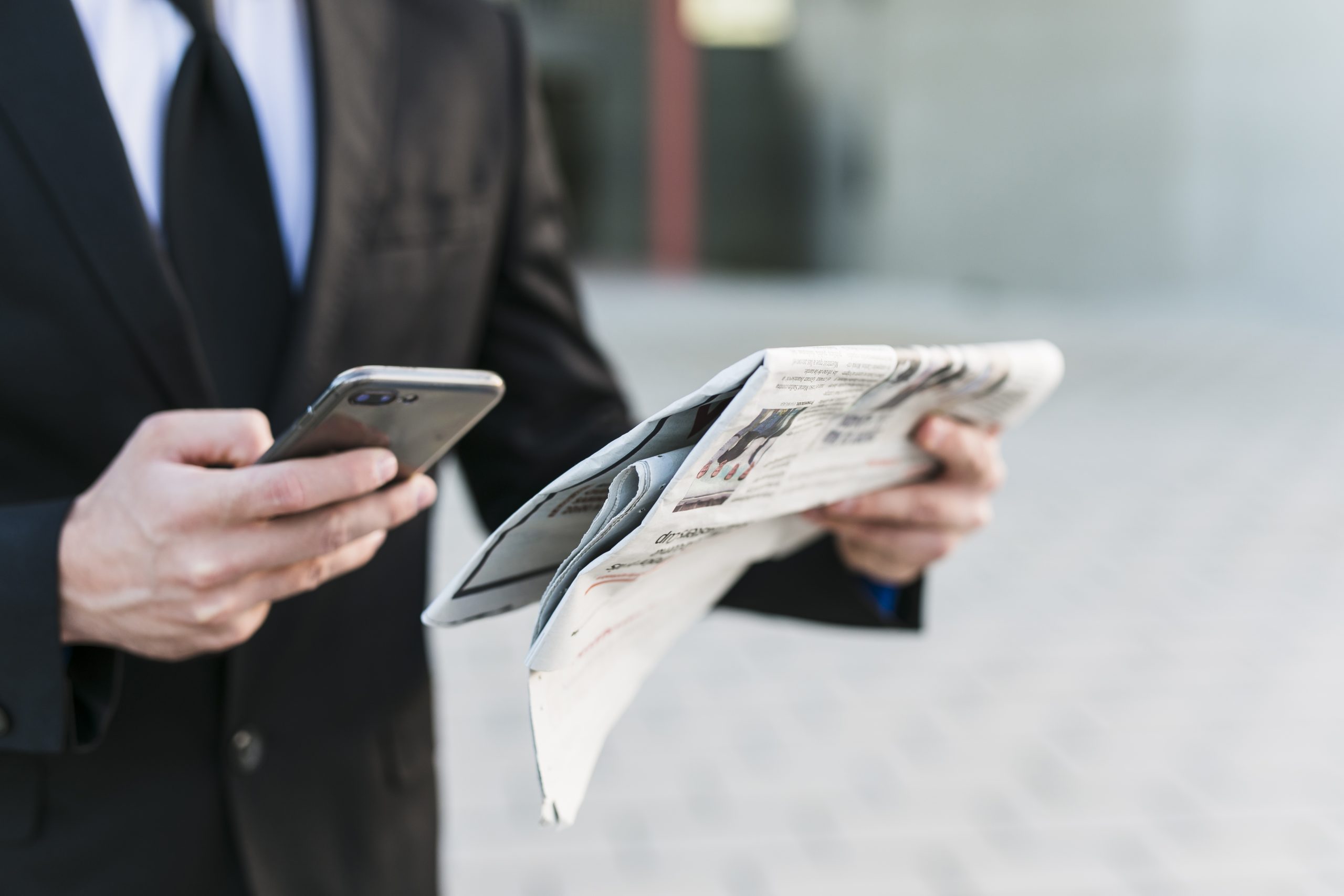 Hình thức campaign marketing truyền thống là hình thức thường yêu cầu khoản chi khá lớn để có thể quảng bá thương hiệu trên sách báo, bảng tin, đài phát thanh, và hơn thế nữa.