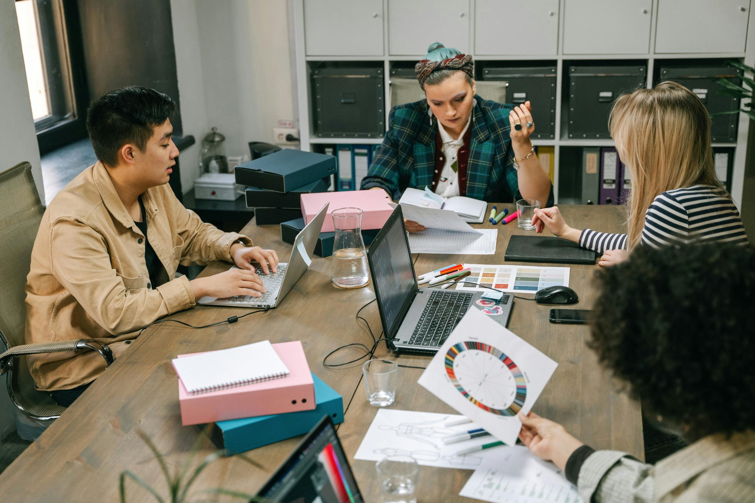 Trong thời đại Digital Marketing, nội dung không chỉ là văn bản mà còn kết hợp với nhiều yếu tố thị giác như hình ảnh, video hoặc key visual. Vì vậy, Creative Content cần có tư duy hình ảnh và khả năng cảm nhận thẩm mỹ để nội dung trở nên sinh động và dễ thu hút người xem. Khi hiểu được các nguyên tắc cơ bản của truyền thông thị giác, người làm sáng tạo nội dung có thể phối hợp tốt với bộ phận thiết kế để xây dựng những sản phẩm truyền thông hiệu quả.